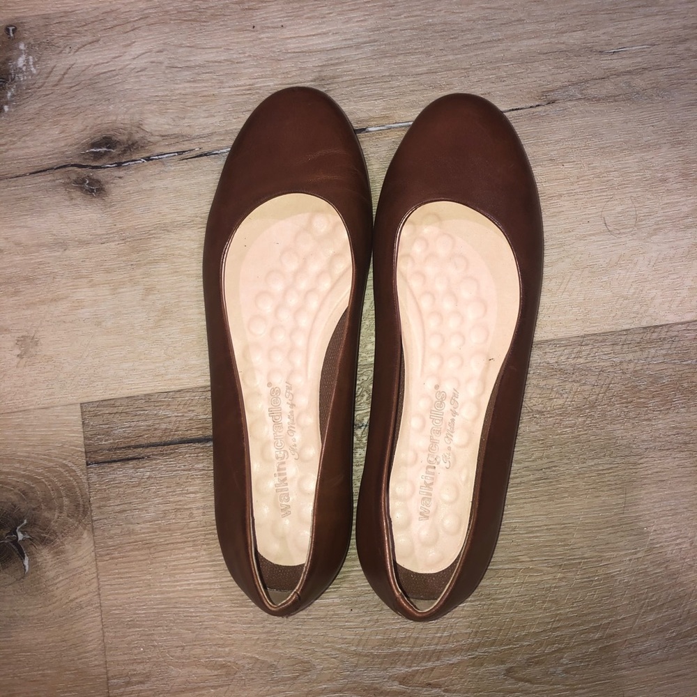 WALKING CRADLES BROWN FLATS SIZE 8.5